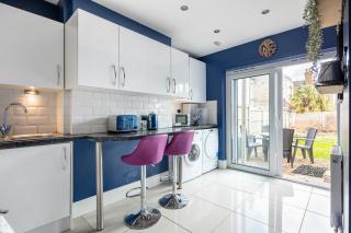 Welcome to Northview House Stylish 4 Bedroom Home in Southend by Jesswood Properties Contractors Corporates Relocation Stays Long Stays Welcome - 2