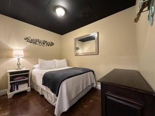 Haven at Hazel~Downtown Bungalow - 4