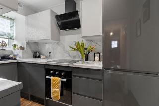 Stylish 2 Bed Apartment Near Beach, Parking, Wifi, Netflix - 3
