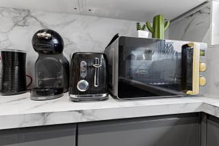 Stylish 2 Bed Apartment Near Beach, Parking, Wifi, Netflix - 1