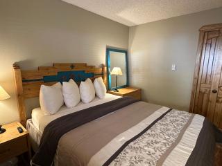 Lifts West Condo G8 - 1