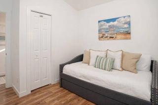 Sunset & Sand Retreat: Heated Pool - Near Shore - 9