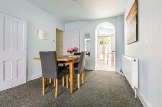 Victoria Cottage-seconds to beach-pet friendly- easy parking- self check in-sleep 6 people-minutes walk to all amenities - 8