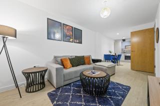 Stylish & Spacious Salford Quays one bedroom high floor apartment with balcony - 9