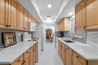 Poolside 2 Bed / 2 Bath - Pompano Beach Pointe - Pompano Beach - 3