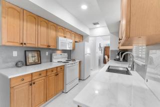 Poolside 2 Bed / 2 Bath - Pompano Beach Pointe - Pompano Beach - 5
