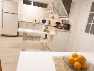 Spacious and Peaceful 2BD with a Garden & Parking - Gan H̱ayyim - 6