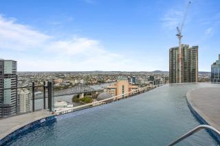 Cosy 1-Bed with River Views Pool Gym & BBQ - 7