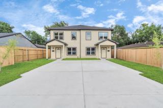 2 Homes! Sleeps 18, Games, Gated Parking & More! - Houston - 0