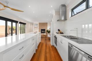 Luxurious 3-Bed Home with Outdoor Spa by Beach - Tootgarook - 2