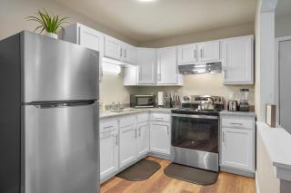 Downtown Med District: Stylish & Modern 2BD, 1BA Capital City Escape! - Springfield - 1