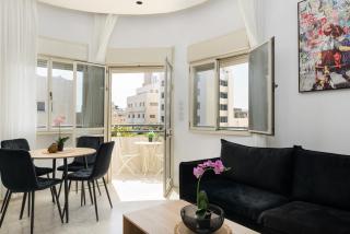 Bauhaus 2BR with Sea View & Balcony by FeelHome - Tel Aviv - 0