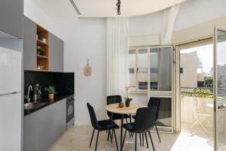 Bauhaus 2BR with Sea View & Balcony by FeelHome - Tel Aviv - 9