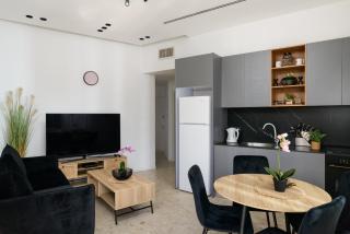 Bauhaus 2BR with Sea View & Balcony by FeelHome - Tel Aviv - 8