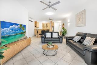 Cozy 3-Bedroom Oasis with Pool Access in Cairns - Cairns - 9