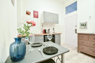 Peaceful Soho Apartment - 4