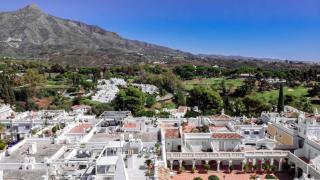 Captivating Coastal Townhouse in Aloha Pueblo with amazing Mountain Views - Marbella - 9