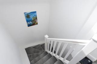 Modern large 2 bed near station - Londra - 3