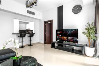 Panoramic 1BR Stunning Marina Views Near JBR Beach by Maxx Value Homes - Dubai - 5