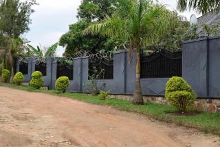 Spacious 5-Bedroom House with 3 Rooms Available for Your Stay - Kigali - 9
