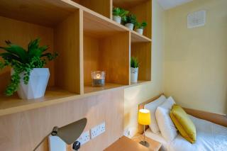 74 - 4 Bed Townhouse With Parking by Shortstays - 2