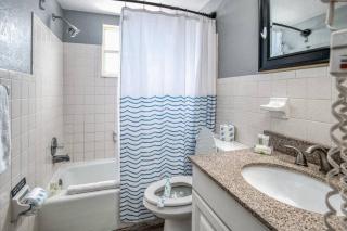 Sunset Beach Suites at Madeira Beach! Pet Friendly with Summer Breezes! - Suite 6 - St Pete Beach - 2
