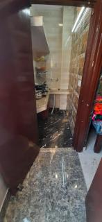 Diplomat luxury home stay in private apartment with kitchen, washroom, wifi , Android tv, fridge in cream location of posh south delhi foreiner area of lajpat nagar, safst locality of Delhi for single females - Nueva Delhi - 1