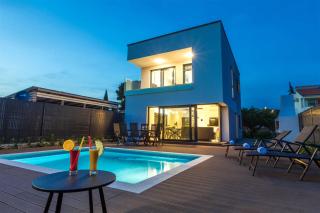 Villa Tuta with heated pool, only 150 m from the beach - Pakoštane - 0