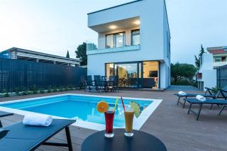 Villa Tuta with heated pool, only 150 m from the beach - Pakoštane - 1