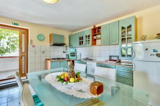 House ROSSELLA with cozy apartment and rooms close to the beach - Nerezine - 0