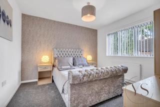 Stylish 3BR Home - Beautiful Garden - Parking - West Bromwich - 9