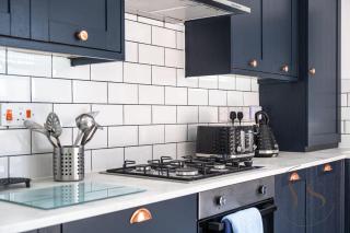 Modern 3BR Home in 9 Anson Rd Near Sandwell Hospital with Garden and Free Parking - 4