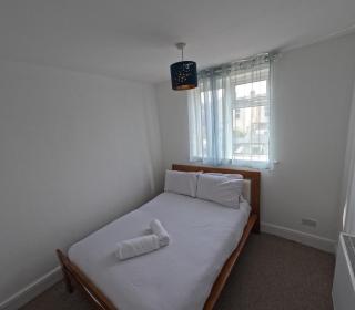 Affordable Double Room in Northend Free WiFi, Great Value Stay - 9