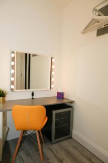 Luxury Rooms in Camden Town Near Shops, Cafes, Bars & Metro with Shared Bathrooms - 2