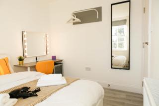 Luxury Rooms in Camden Town Near Shops, Cafes, Bars & Metro with Shared Bathrooms - 3