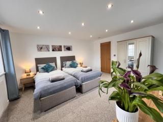 Stylish Modern Home with Parking Enclosed Garden - 3