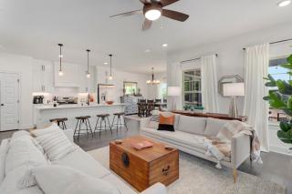 Solitude Retreat-3 mi to U of A-Hot Tub - 0