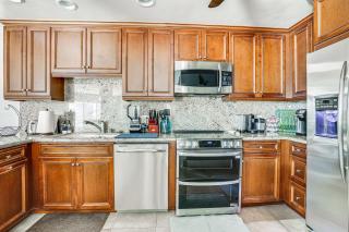 Bright Oceanside Condo with Balcony, Steps to Beach! - Oceanside - 1