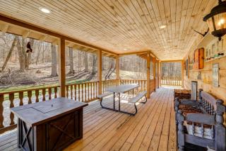 Tranquil Mountain Getaway in Troutdale Game Room! - - 9