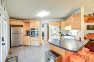 Tranquil Mountain Getaway in Troutdale Game Room! - 4