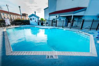 HomeTowne Studios by Red Roof San Antonio - SeaWorld Northwest - San Antonio - 3