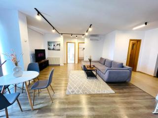 Sky-High: 15th Floor Modern Accommodation in Doamna Ghica Area - 1