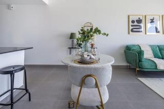 Stylish 1BD in Al Barsha w/ Great View and Jacuzzi - Dubai - 3