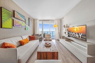 Splendid Resort - Oceanview 1BDR & 1BA Apt Right on the Beach, Heated pool, GYM - Hollywood - 0