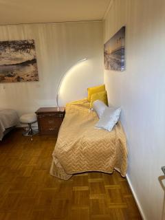 Stockholm Arlanda gratis parkering , Wifi, Fiber 1Gb, 2 enkelsängar, Långtidsboende rymligt o Garderober Room2 - Täby - 1