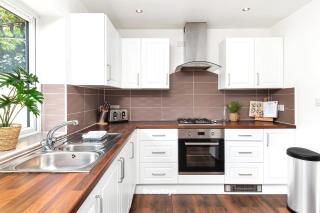 NEW Oakhill House by Truestays - 5 Bedroom House in Stoke-on-Trent - Trent Vale - 1