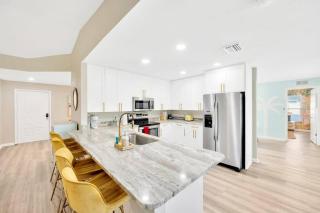 Sunshine Bungalow: Heated Pool, Hottub, Game Room! - Seminole - 5