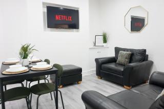 Modern & Spacious, 4 BR , 9ppl FREE WIFI & Parking - Liverpool - 8