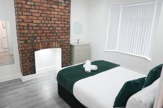 Modern & Spacious, 4 BR , 9ppl FREE WIFI & Parking - Liverpool - 3