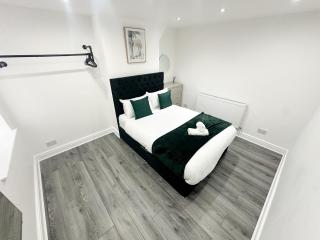 Modern & Spacious, 4 BR , 9ppl FREE WIFI & Parking - Liverpool - 7